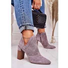 Openwork -stövlar på ett grått Michelle -inlägg beige brun 2