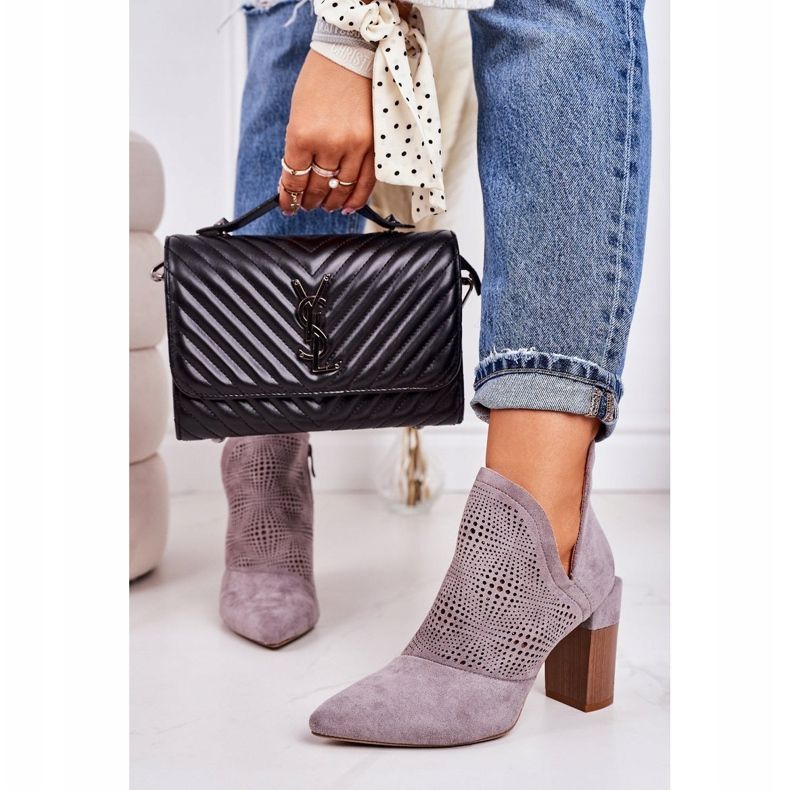 Openwork -stövlar på ett grått Michelle -inlägg beige brun 1