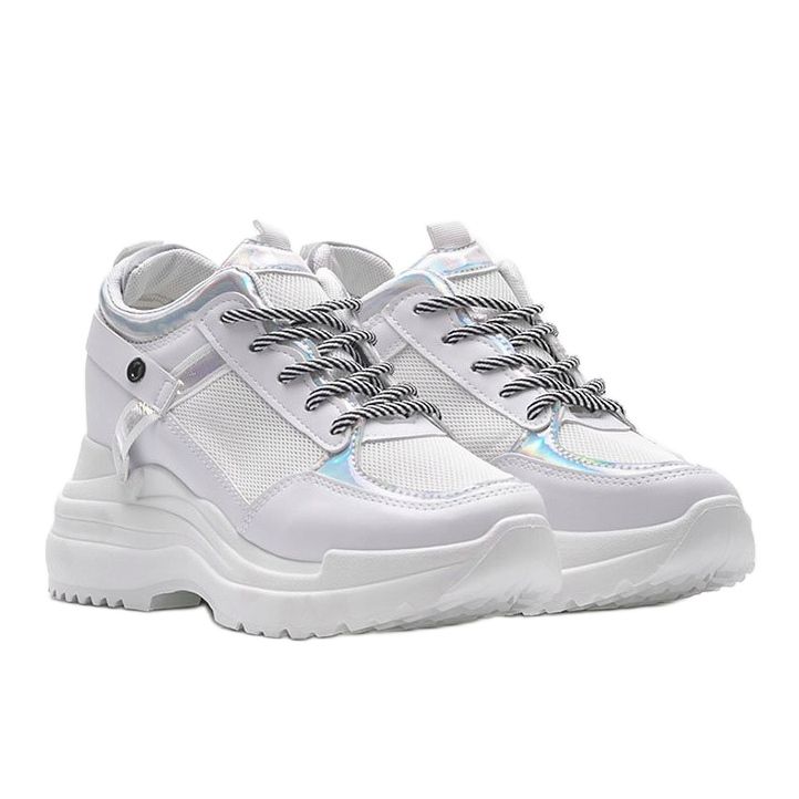 Vita sneakers på en tjock Johansula 1