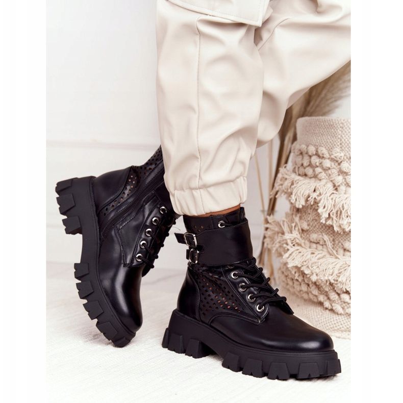 FB2 Openwork stövlar arbetare på den svartblåsta borta plattformen 2