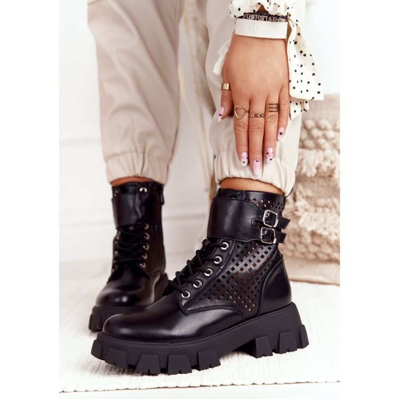 FB2 Openwork stövlar arbetare på den svartblåsta borta plattformen 1