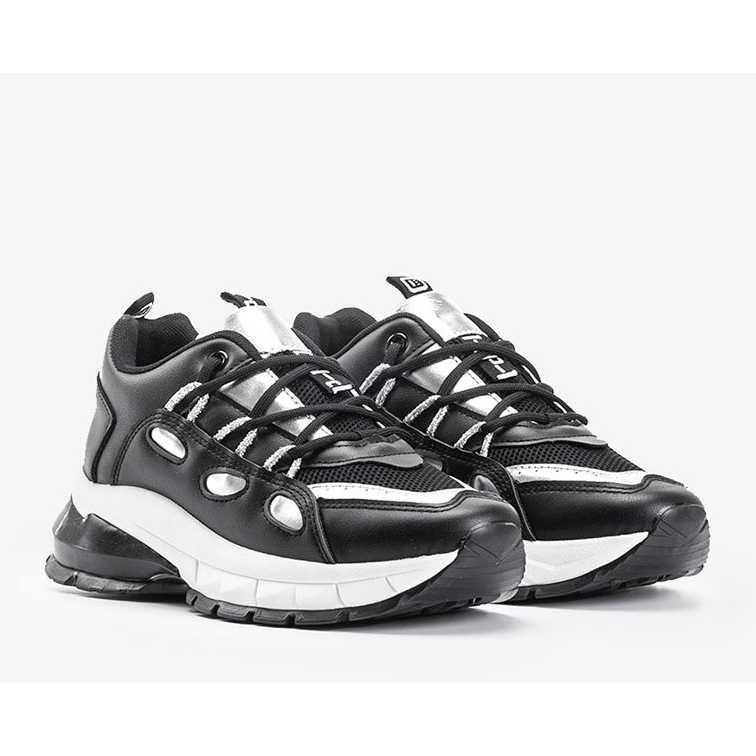 Svarta sneakers med silverinsatser av Guadalupe 1