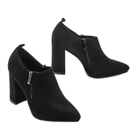 Svarta stövletter i mocka på Carl -stolpen 1