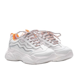 Vita sneakers med orange Jasmin -inlägg 1