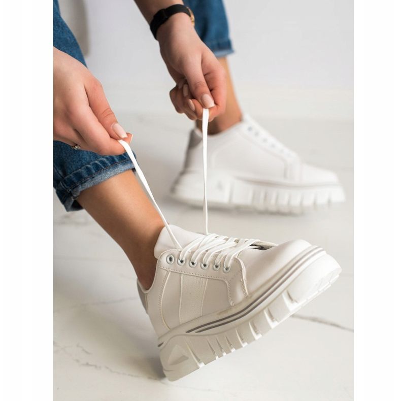SHELOVET Vita sneakers på plattformen 1