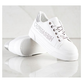 SHELOVET Vita sneakers på modeplattformen 1