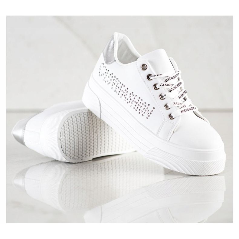 SHELOVET Vita sneakers på modeplattformen 1