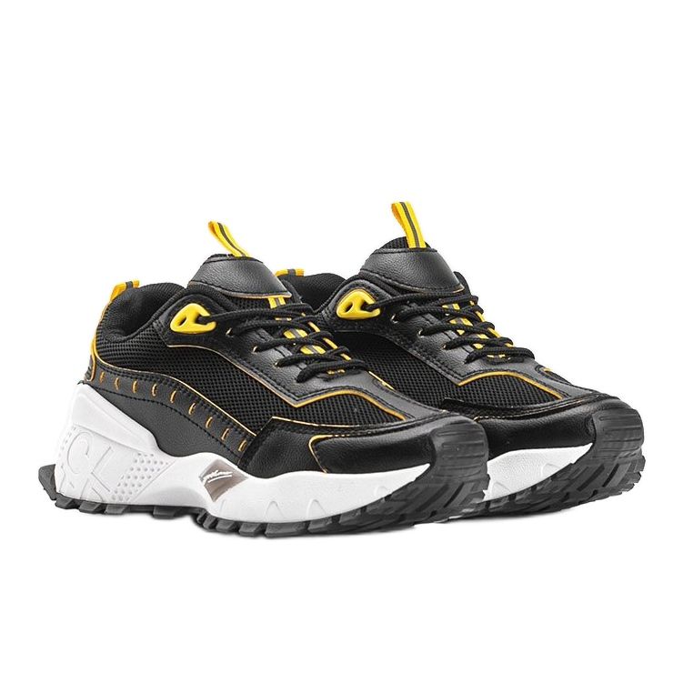 Erickas svarta sportskor 1