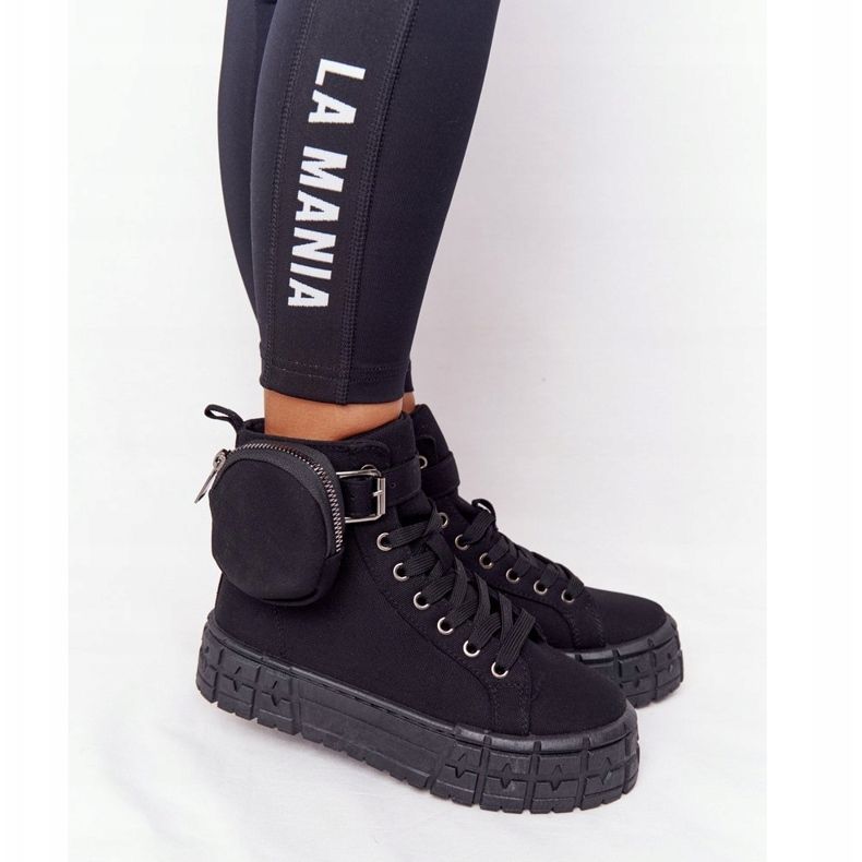 Damskor på en plattform med njursvart popcorn 2