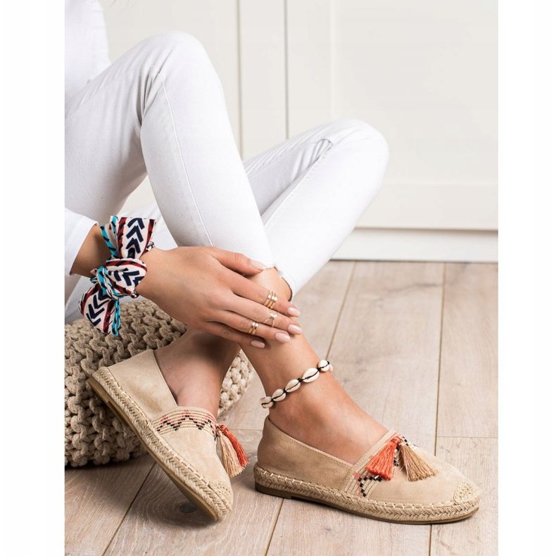 Best Shoes Moderiktiga espadriller med prydnader beige 1