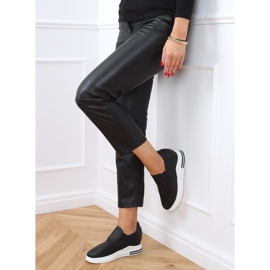 Svarta sneakers slip på kilklackar HY-251 svart 1