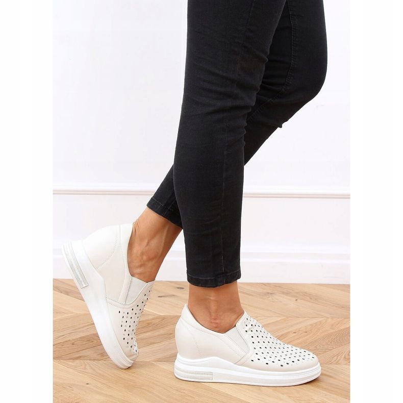 Sneakers glider på den beige kilen HY-251 Beige 2