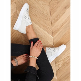 Sneakers glider på den beige kilen HY-251 Beige 1