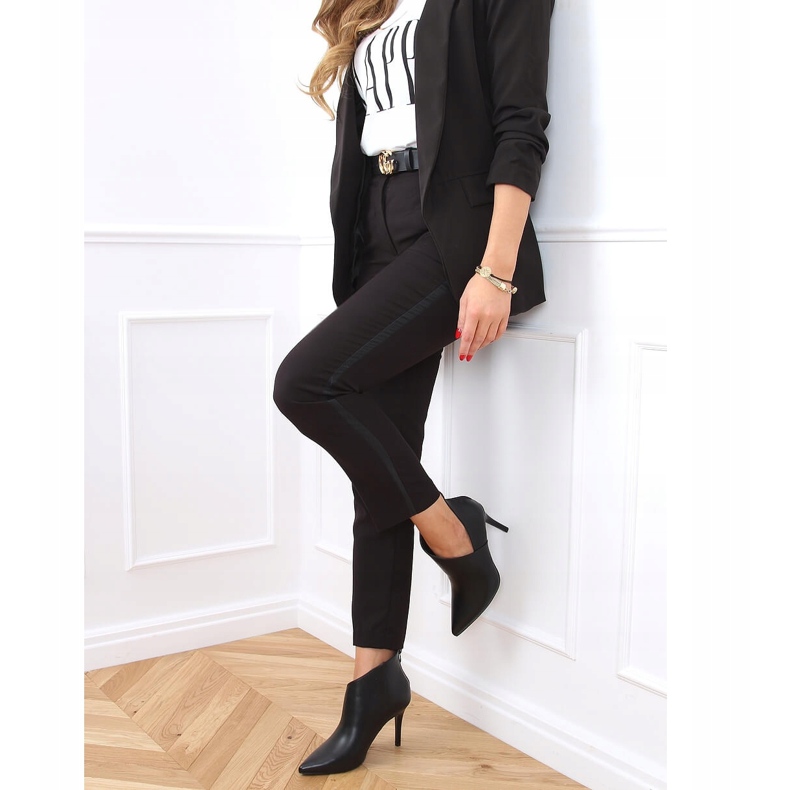 Svarta stövlar på en nål utskurna svarta 9561 Svart 1