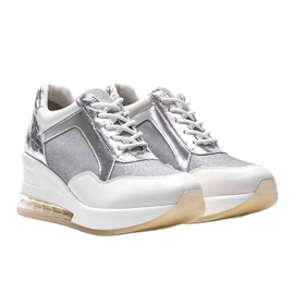 Vita och silver sneakers på Jimena kilen 1