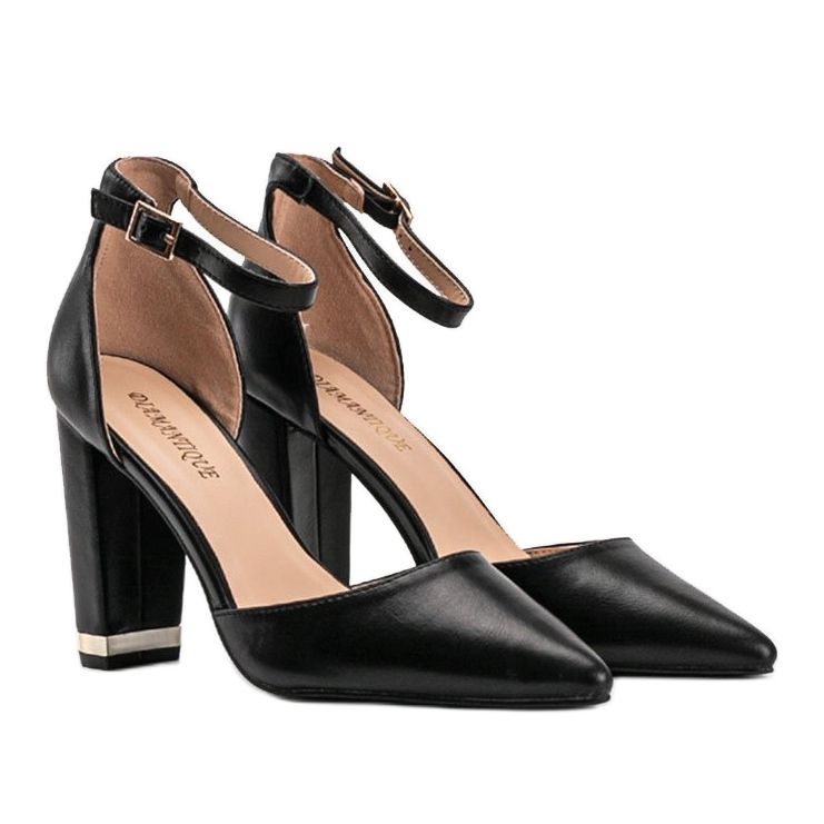 Svarta pumpar på Kaelyn -stolpen 1