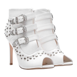 Vita pumpar på hälen på Abigail 1