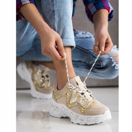SHELOVET Sneakers med dekorativ plattform beige gyllene 1