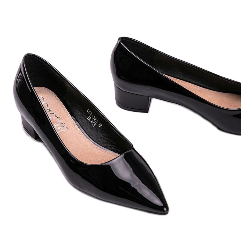 Svarta pumpar lackerade på ett Anabelblock 2