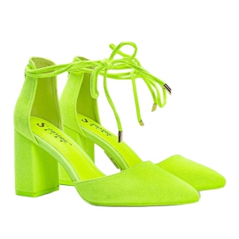 Gula snörningspumpar på Macey-stolpen 1