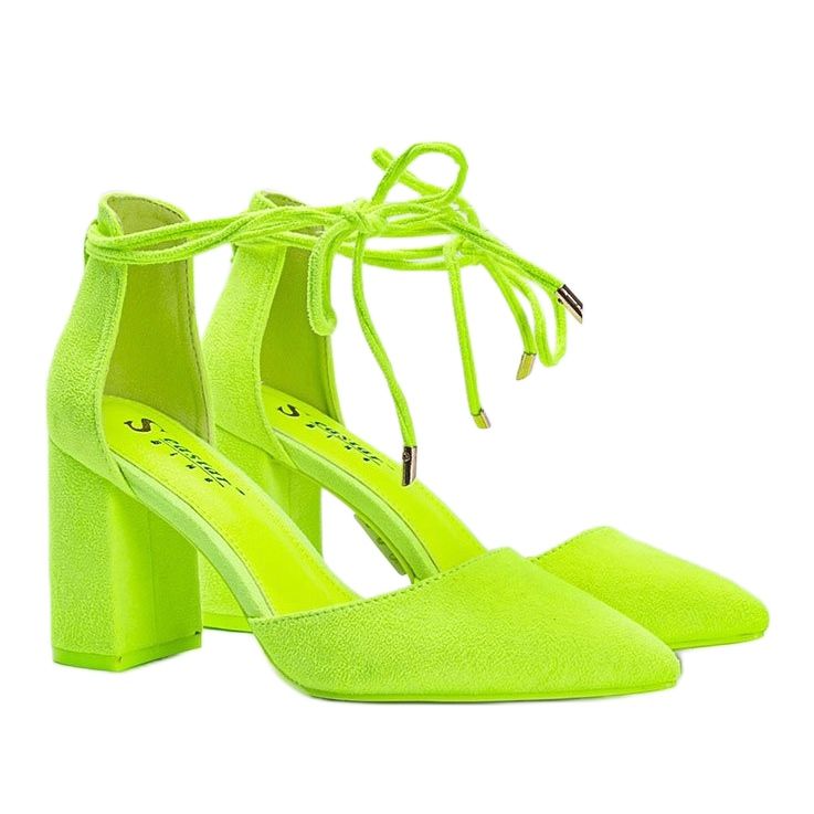 Gula snörningspumpar på Macey-stolpen 1