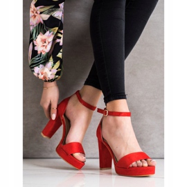 Weide Röda sandaler på en bar 1