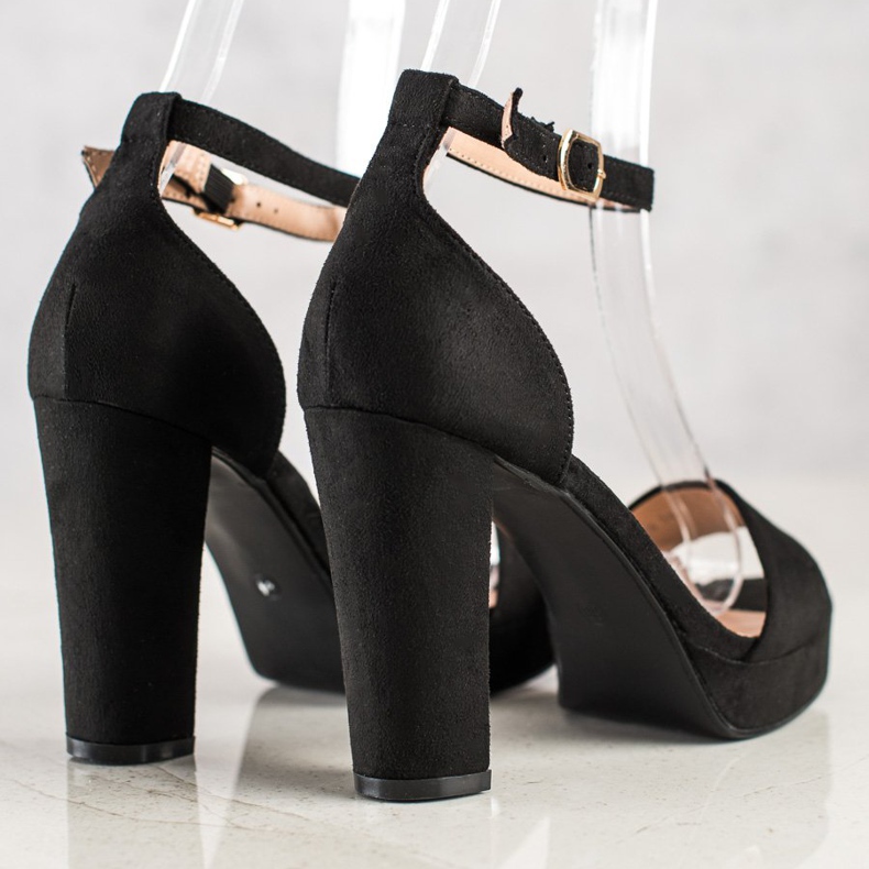 Weide Svarta sandaler på en bar 1