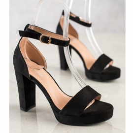 Weide Svarta sandaler på en bar 2