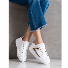SHELOVET Vita sneakers på plattformen beige svart 1