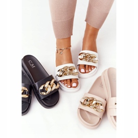 Tofflor På Plattformen Med En Kedjevit Semester gyllene 1