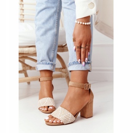 EVE Ljusbruna smekmånadssandaler med flätad på en bar beige vit 2