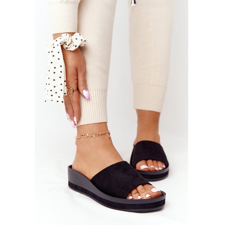 Svarta tofflor på kil Vinceza 21-17113 2