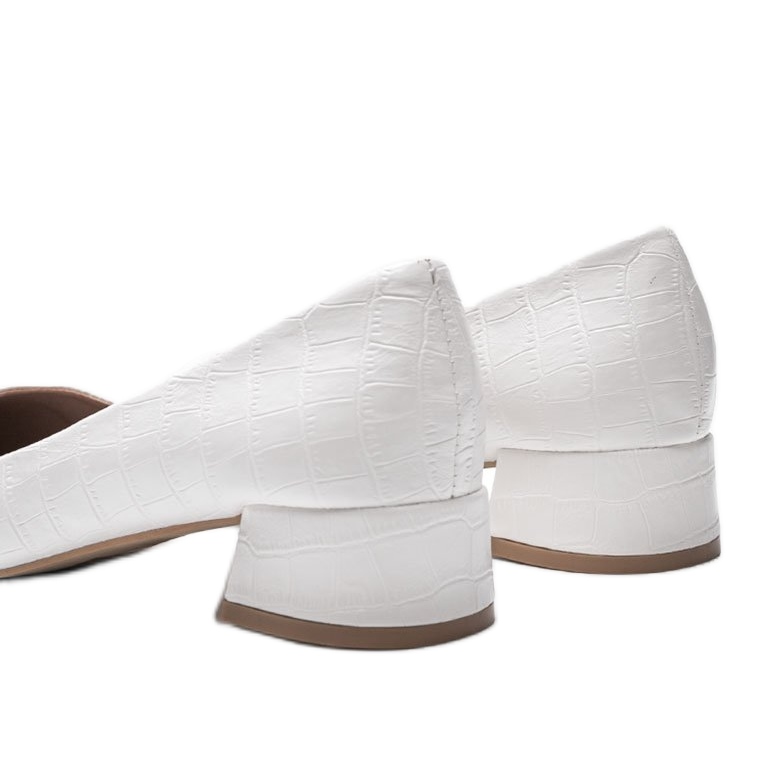 Vita pumpar på en tegelsten i Hallies ormskinnsmönster 1