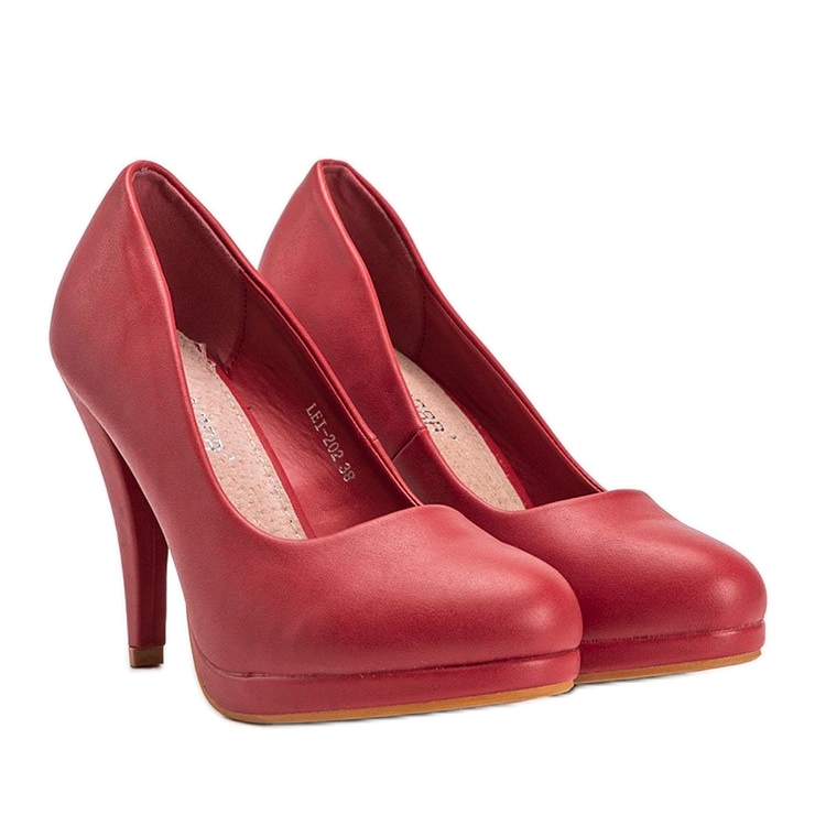 Röda ekoläderspumpar på Liana-plattformen 1