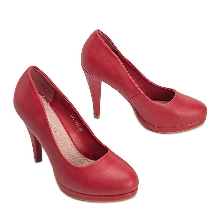 Röda ekoläderspumpar på Liana-plattformen 2