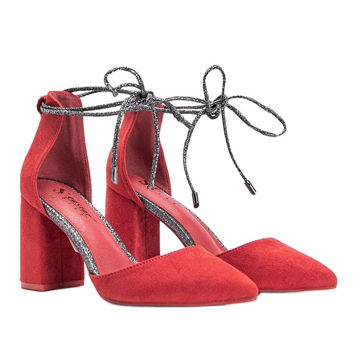 Rödbundna pumpar på Eliza -stolpen 1