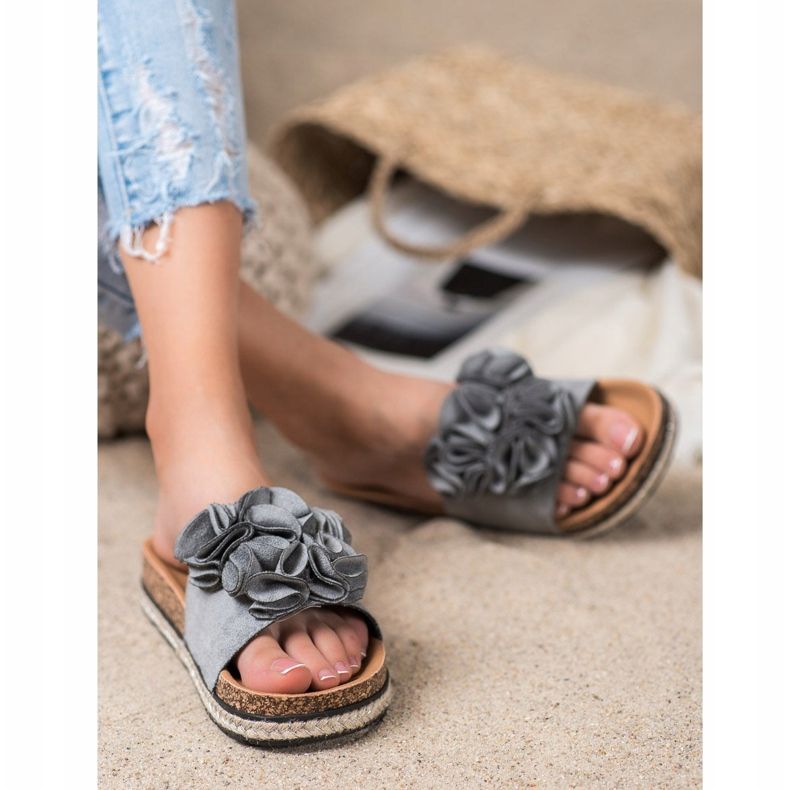Bekväma tofflor med blommor VINCEZA grå 1