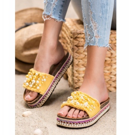 Small Swan Tofflor På Plattformen Med Pärlor gul 2