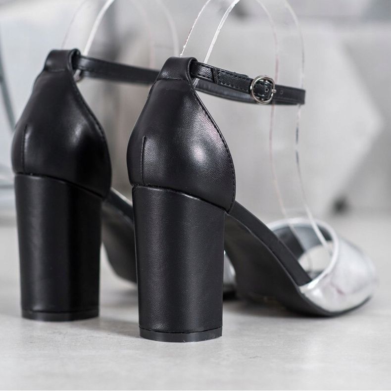 Small Swan Klassiska sandaler på en bar svart grå 1