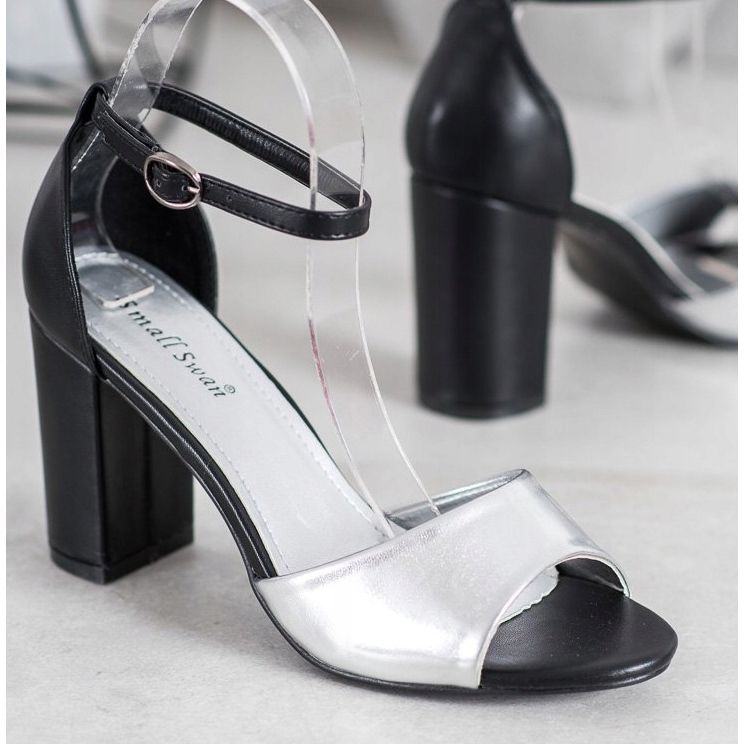 Small Swan Klassiska sandaler på en bar svart grå 2