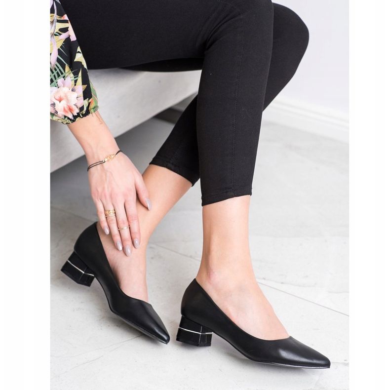 Goodin Pumpar med dekorativt bälte svart 1