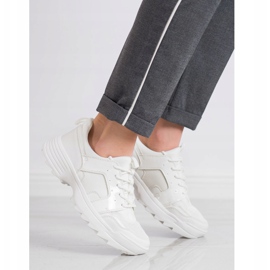 Kylie Ljusvita sneakers 1