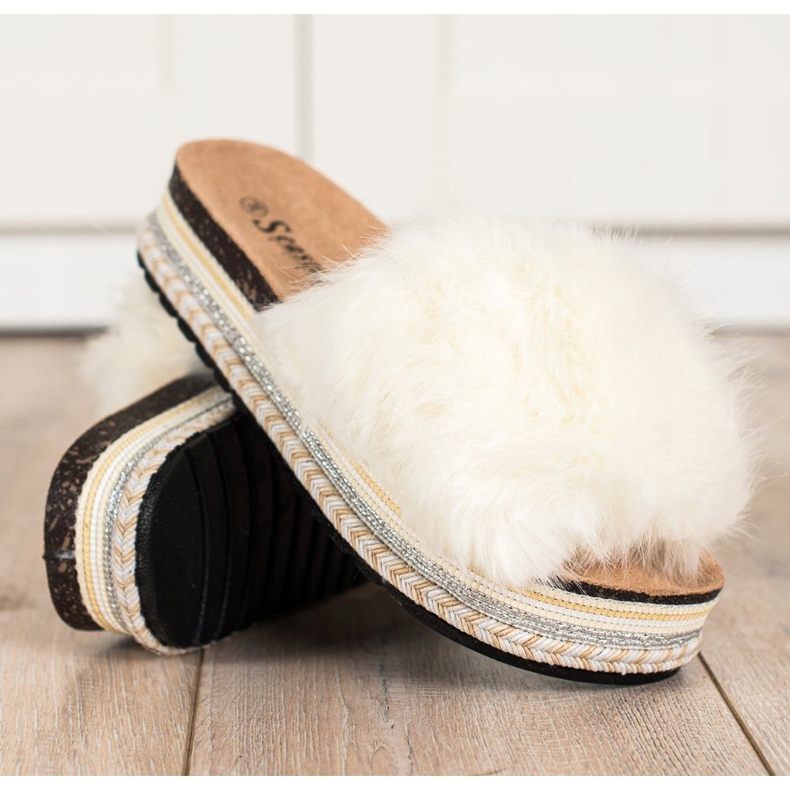 Seastar Trendiga tofflor på en dekorativ plattform vit 1