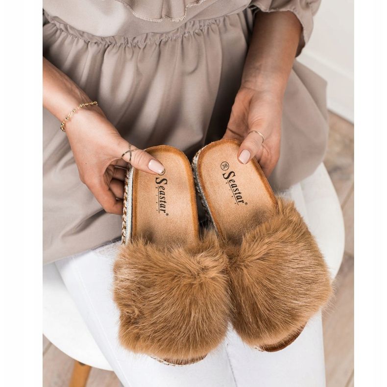 Seastar Trendiga tofflor på en dekorativ plattform brun 2