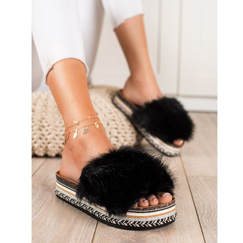 Seastar Trendiga tofflor på en dekorativ plattform svart 1