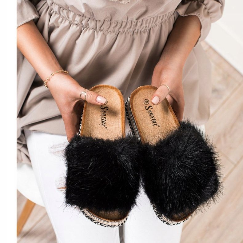 Seastar Trendiga tofflor på en dekorativ plattform svart 2