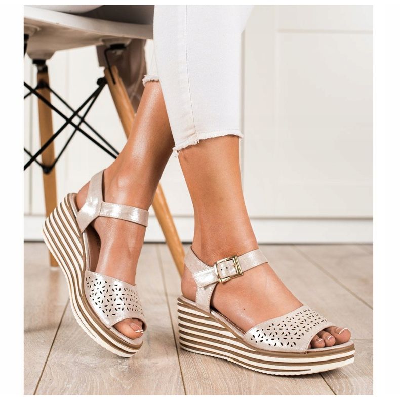 Glänsande gyllene sandaler från Sergio Leone 1