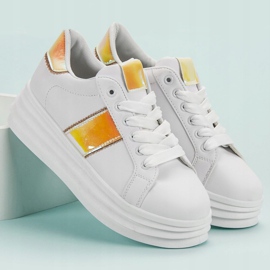 SHELOVET Vita skor på plattformen 1