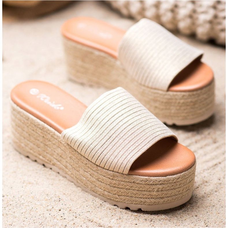 Weide Tofflor På En Halm Plattform gyllene 1