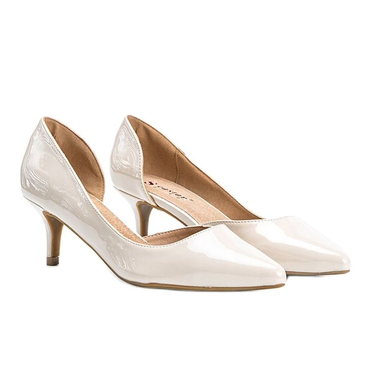 Beige lackade pumps på en Brita stilettklack 1